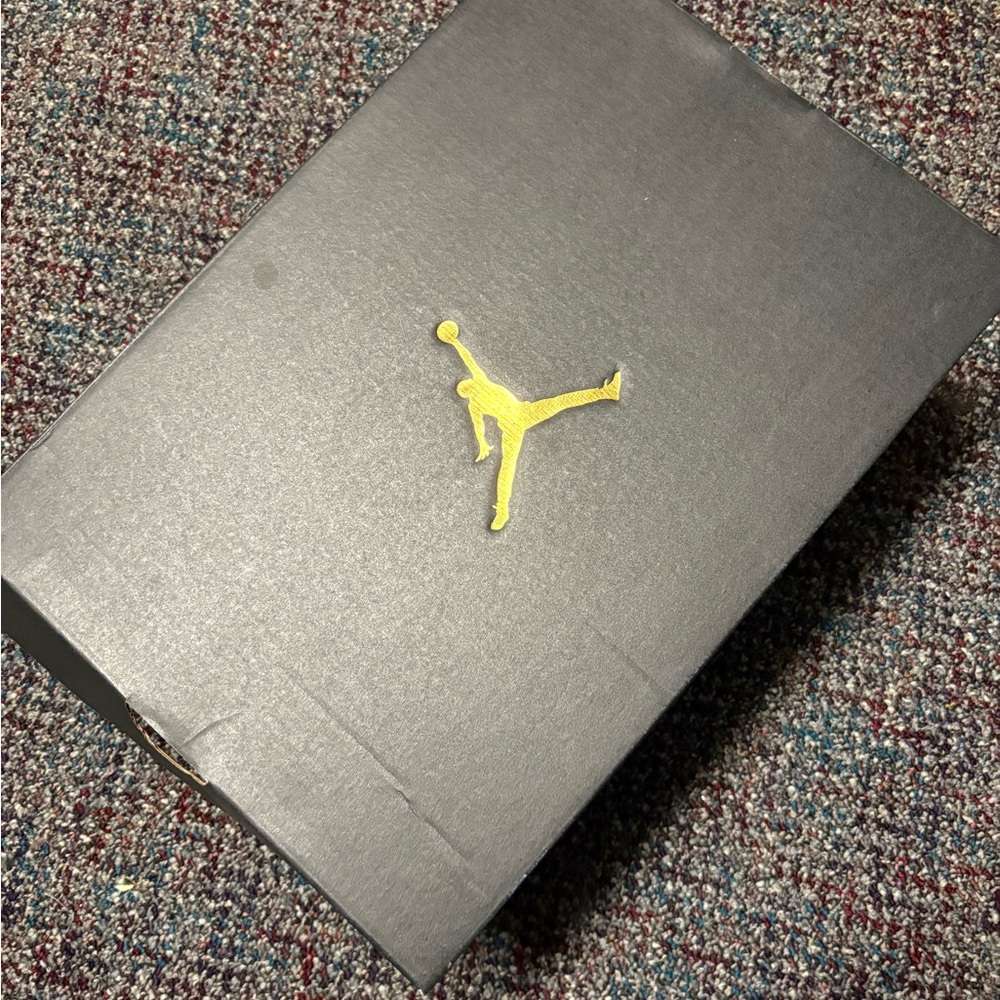 All black Nike spizikes